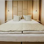 Hotel Park Service Perfected Garmen
