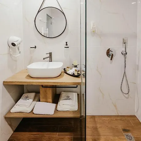 Hotel Park Service Perfected Garmen